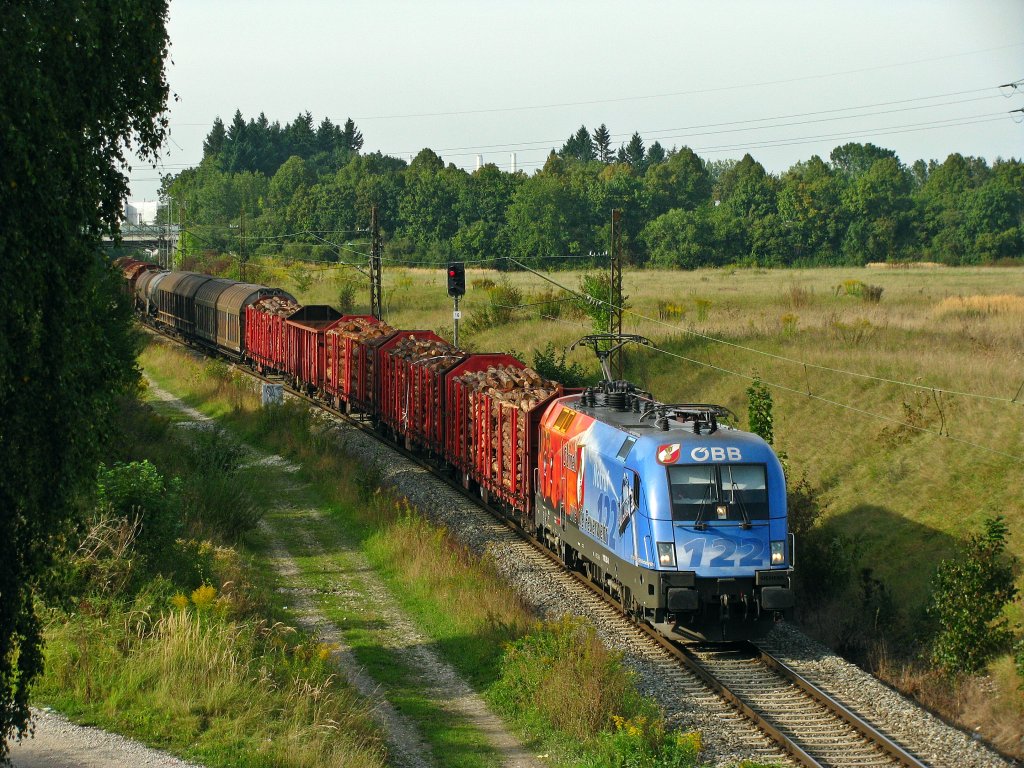 Der �BB Taurus 1116 250 mit der Feuerwehbeklebung ist am 15.09.2009 durch die Truderinger Spange gefahren.