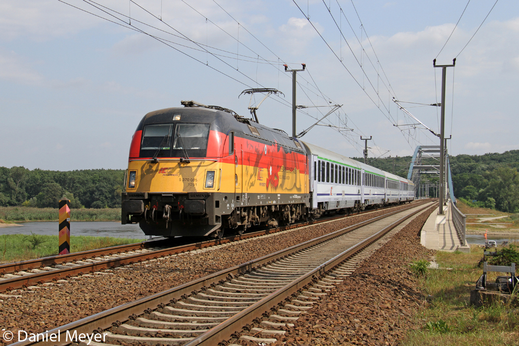 Der PKP Deutschland Taurus 370 005 am Deutschen Grenzstein an der Oderbr�cke in Frankfurt (Oder) am 22,08,12  