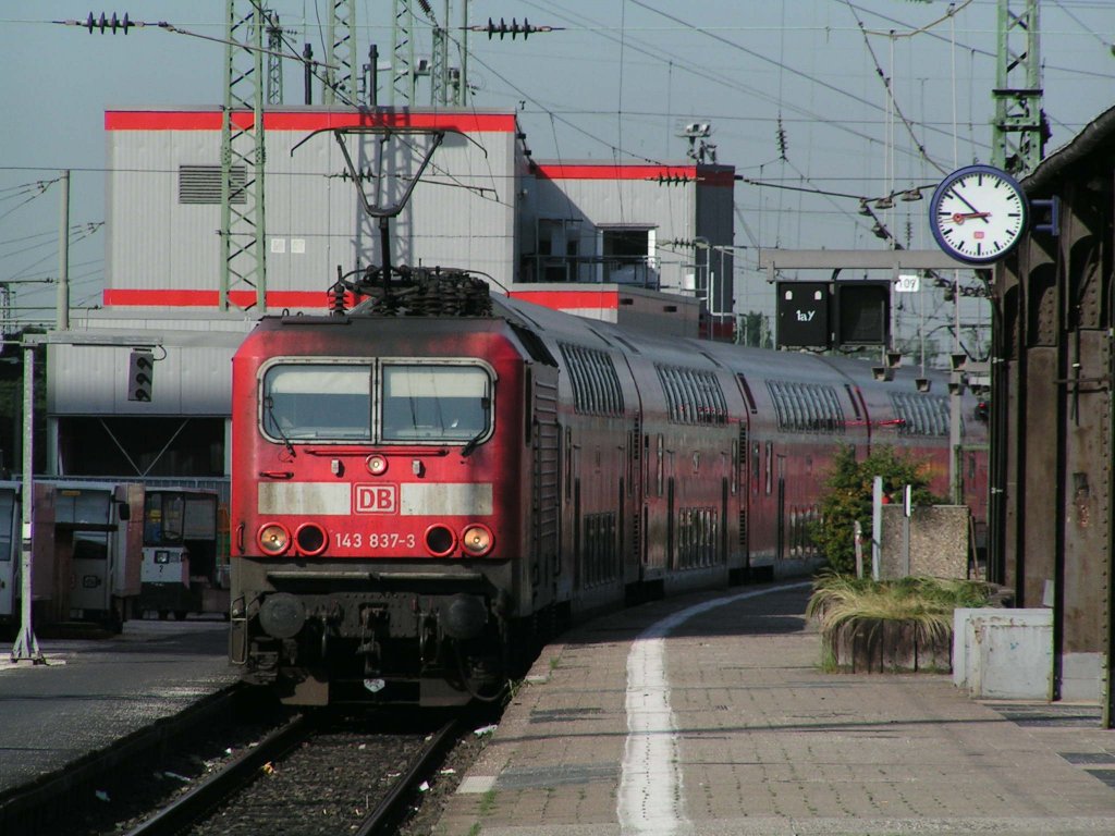 Der Renn-Trabbi 143 837-3 kommt als Mittel-Rhein-Main-Express aus Koblenz gerade in Frankfurt Hbf Gleis 1a an. Aus irgeneinem grund fuhr der Zug heute von dort ab und nicht wie �blich von Gleis 20.

P.E