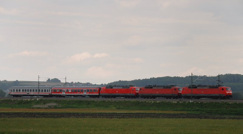 Der Schad-PbZ vom 14.05.11. 120 138-3 + 120 110-2 + 120 115-1 + 2 Personen-Waggon's, aufgenommen kurz nach Burgau.