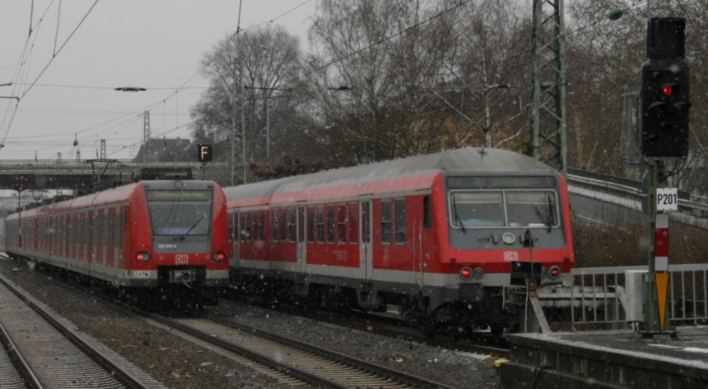 Der sch�ne Ski-Express und der h�ssliche S-Bahn-Express imn Ffm Griesheim.

Patrick E.
