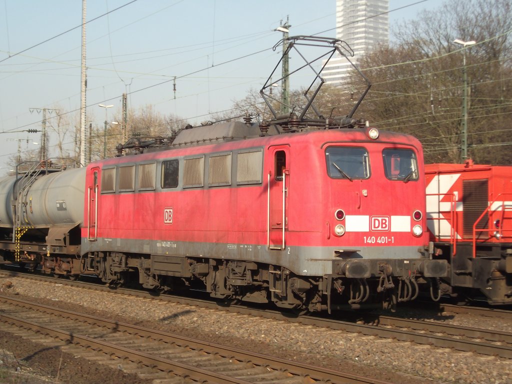 Der sonne zur freude bespannte 140 401 einen kesselzug durch k�ln west, was die anwesenden fotografen fotogen festhalten wollten.