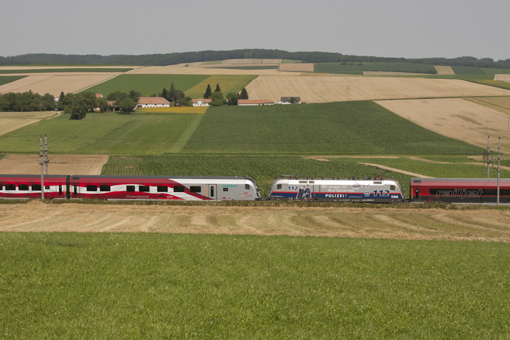 Der Steuerwagen vom Jubil�umsrailjet  175 Jahre Eisenbahn in �sterreich  wurde am 1.7.2012 am 564  polizeilich begutachtet . (Bild: bei Neulengbach)