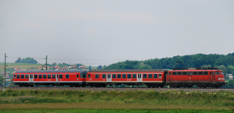 Der Steuerwagen-Knutsch, gezogen von der 113 309-9. Aufgenommen am 02.06.11, kurz nach Burgau.