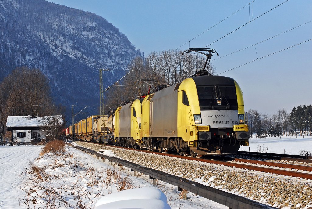 Der t�gliche TXL-Zug, diesmal mit 182 510 + 182 512 bei Reisach
Augenommen am 04.12.2010