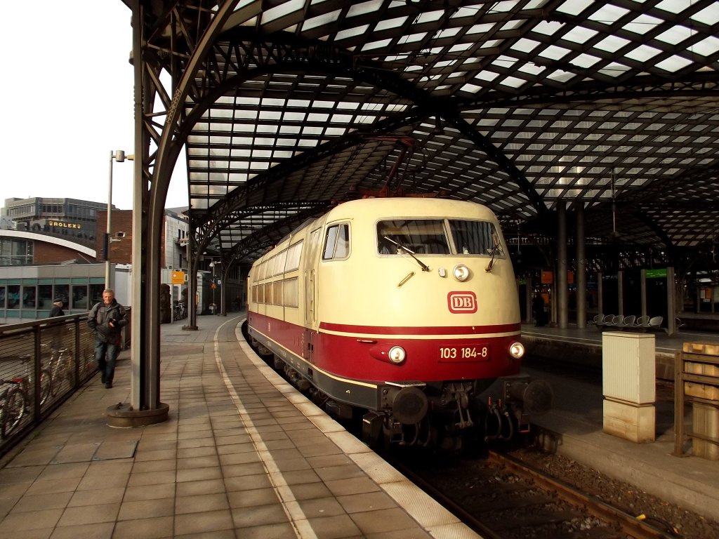 Der TEE Rheingold. bespaant mit 103 184, wird gleich als leerzug nach hamburg aufbrechen.