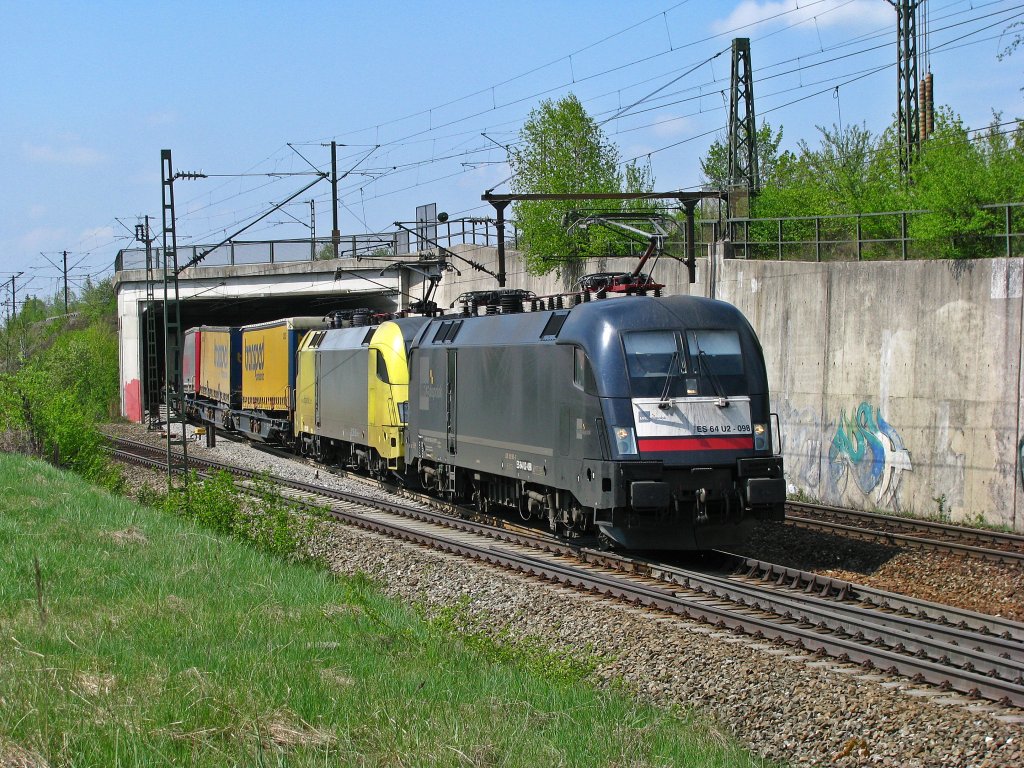 Der transped TXL- Zug mit 182 598 + 182 5xx Richtung Brenner.
Aufgenommen am 24.04.2009.