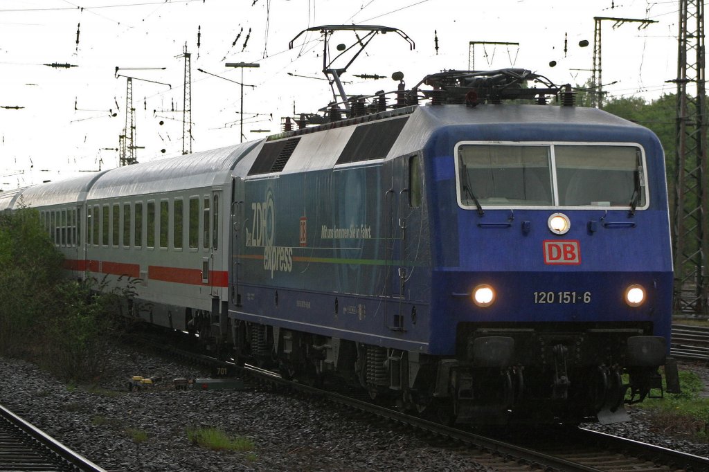 Der ZDF Express (120 151) am 2.5.10 bei der Einfahrt in Duisburg Hbf