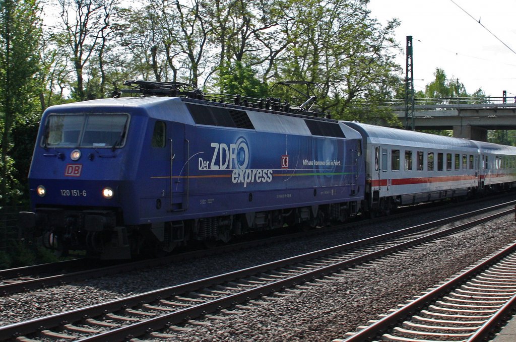 Der ZDF Express 120 151 am 16.5.10 mit IC 2010 in D�sseldorf-Angermund