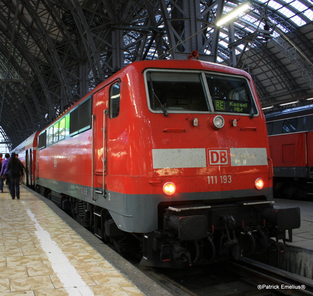 Deutlich ist am 11.05.2010 jetzt Blitz und Donner sowie starker Regen bemerkbar, doch 111 193 trotz diesen Umst�nden um den �berlasteten RE nach Kassel aus dem Frankfurter Hbf zu dr�cken.

