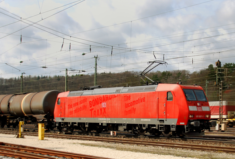 Deutlich sind noch die Spuren ihrer fr�heren Beklebung zu sehen! Damals sah sie noch richtig toll aus, die zweite Lok der BR 185. 185 002-3, aufgenommen am 31.03.11, bei der Durchfahrt durch Treuchtlingen.