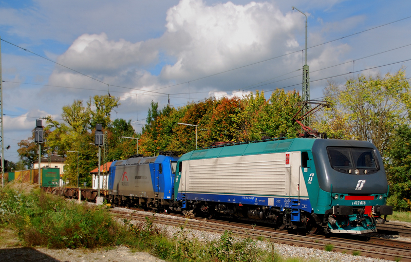 Deutsch-italienische Zusammenarbeit! r412 016 + 185 513-9, aufgenommen am 02.10.12, in A�ling.