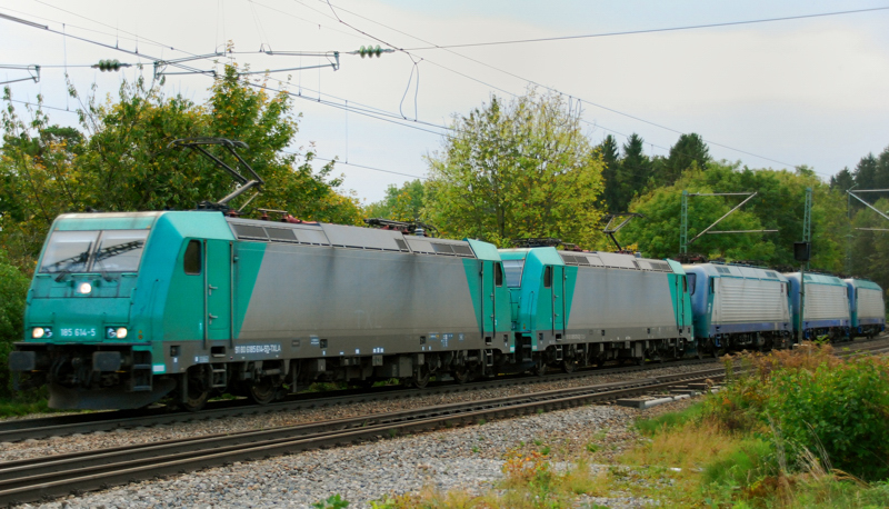 Deutsch-italienischer Lokzug. 185 614-5 + 185 615-2 + r412 006 + r412 012 + r412 016, aufgenommen am 02.10.12 in A�ling.