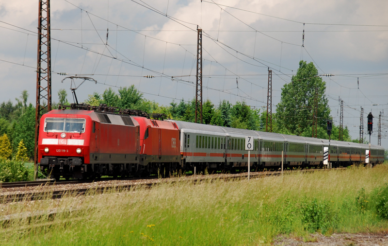 Deutsch- �sterreichische Kooperation! 120 119-3 + 1116 077-7, aufgenommen bei der gemeinsamen Arbeit vor einem IC am 07.06.10, bei der Durchfahrt durch Gersthofen.
