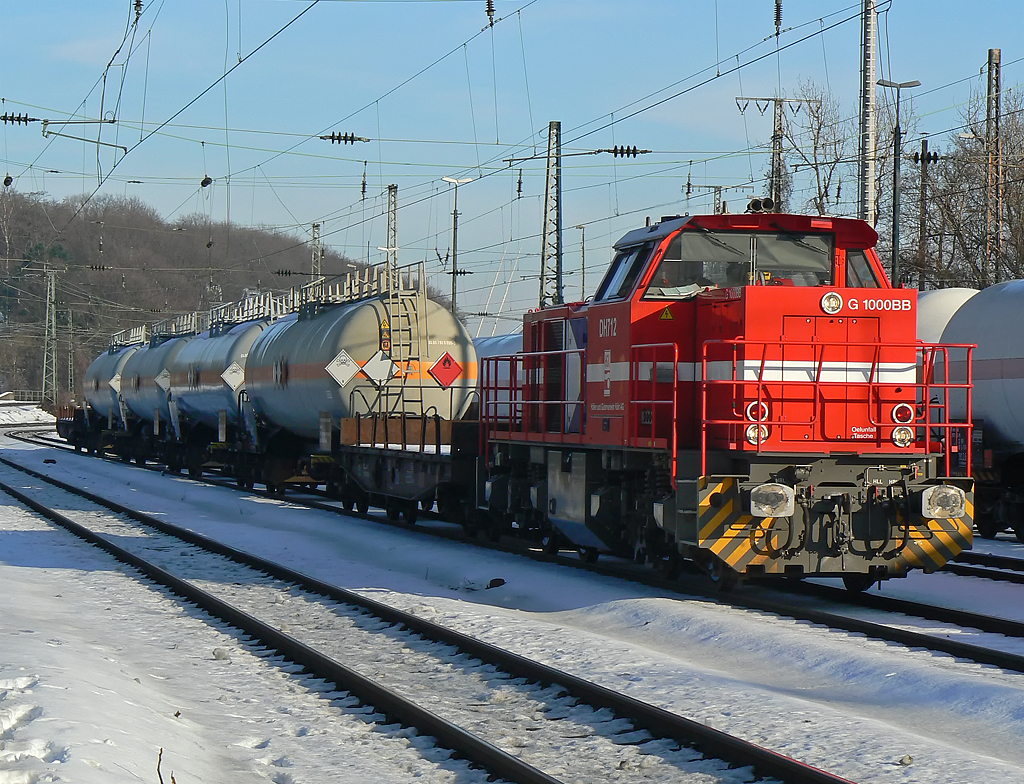 DH712 der HGK mit einem Giftzug in K�ln West am 30.12.2010
