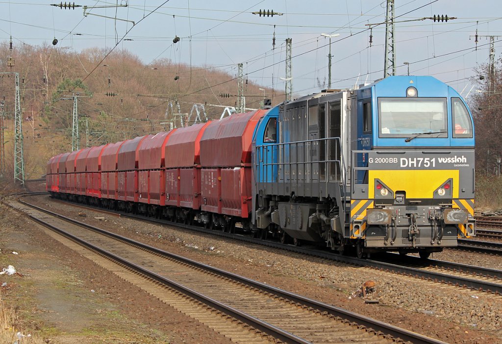 DH751 der HGK mit HGK eigenen Fals Wagen in K�ln West am 16.02.2011