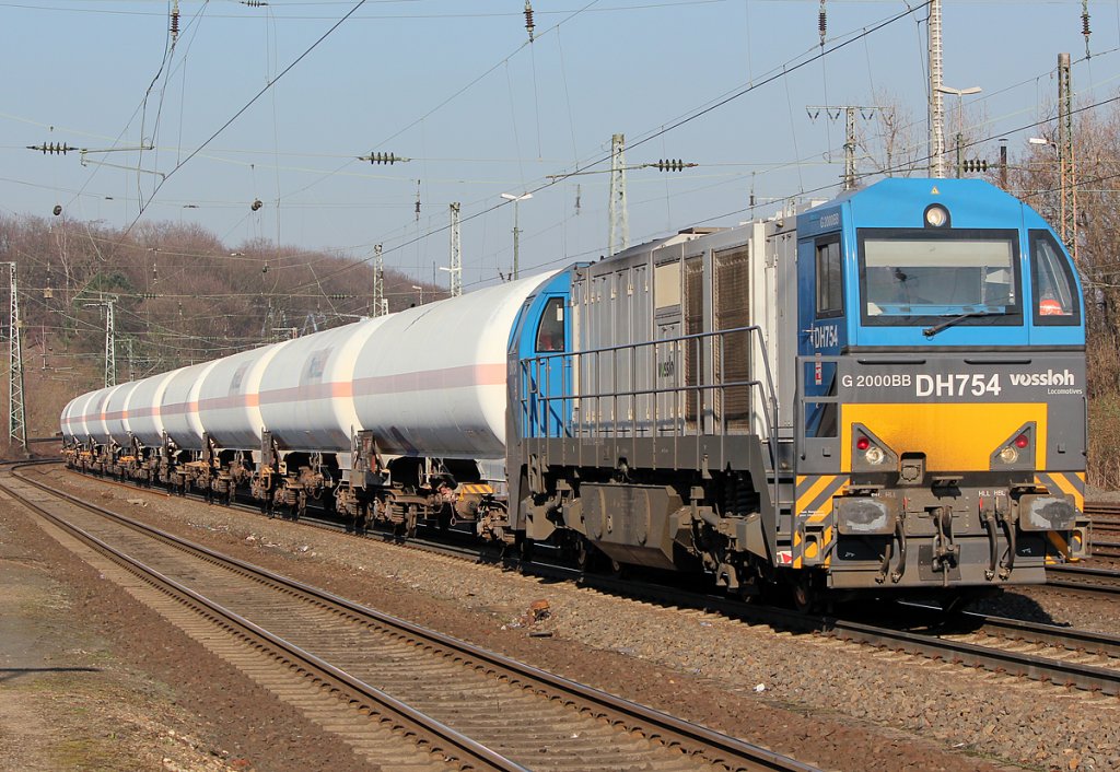 DH754 der HGK mit Kesselzug in K�ln West am 22.02.2011