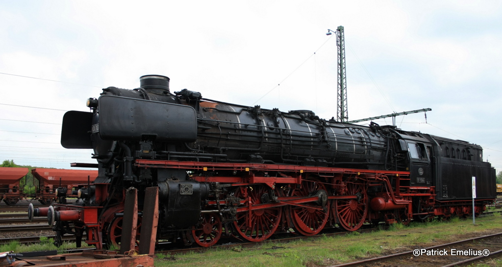 Die 01 1066 der UEF sieht am Schornstein leicht lediert aus, aber am1 3.05.2010 machte sie beim kurzen Aufenthalt bie der Parade in Kranichstein m�chtig Rabatz. Bewundernts w�rt ist die j�hrliche Laufleistung der Lok!