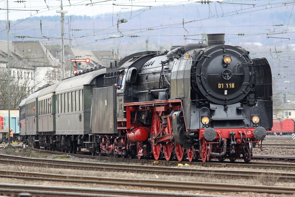 Die 01 118 bei der Einfahrt in Koblenz-L�tzel am 03,04,10