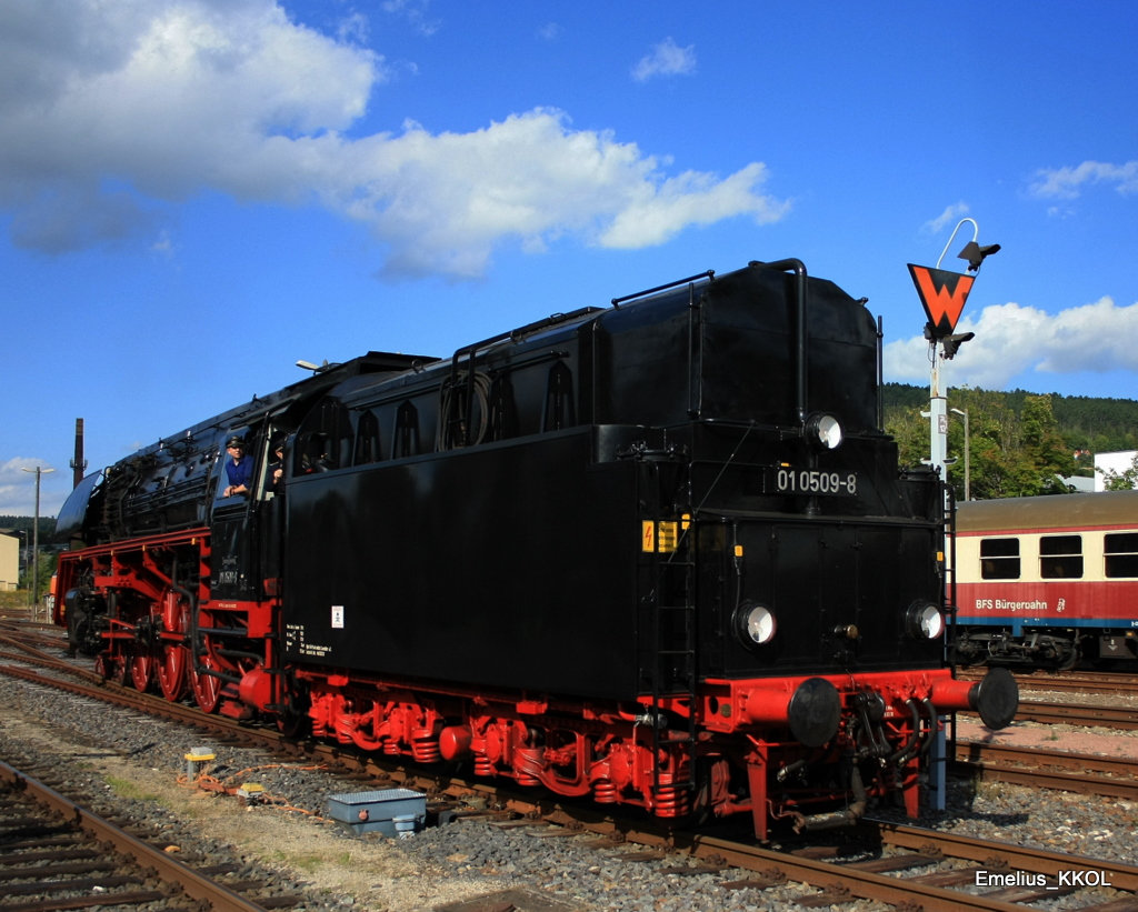 Die 01 509 wurde inzwischen gewendet und rangiert nun am 04.09.2010 zu Ihrem Zug in der Abstellanlage. Vor den Dampflokfreaks blies Sie nochmal die Rohre durch und machte so ein sch�nes Feuerwerk.