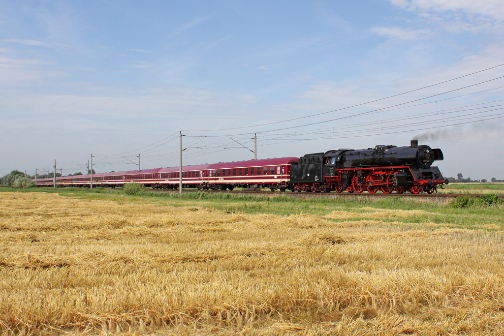 Die 03 1010 mit dem ( Wacken ) Metal Train in Borsfleth am 03,08,11 