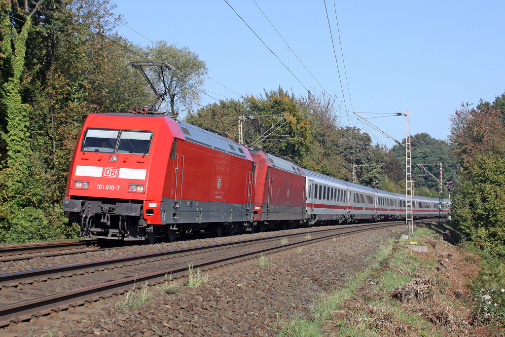 Die 101 010-7 vor einer defekten 101 in Gruiten am 12,10,10