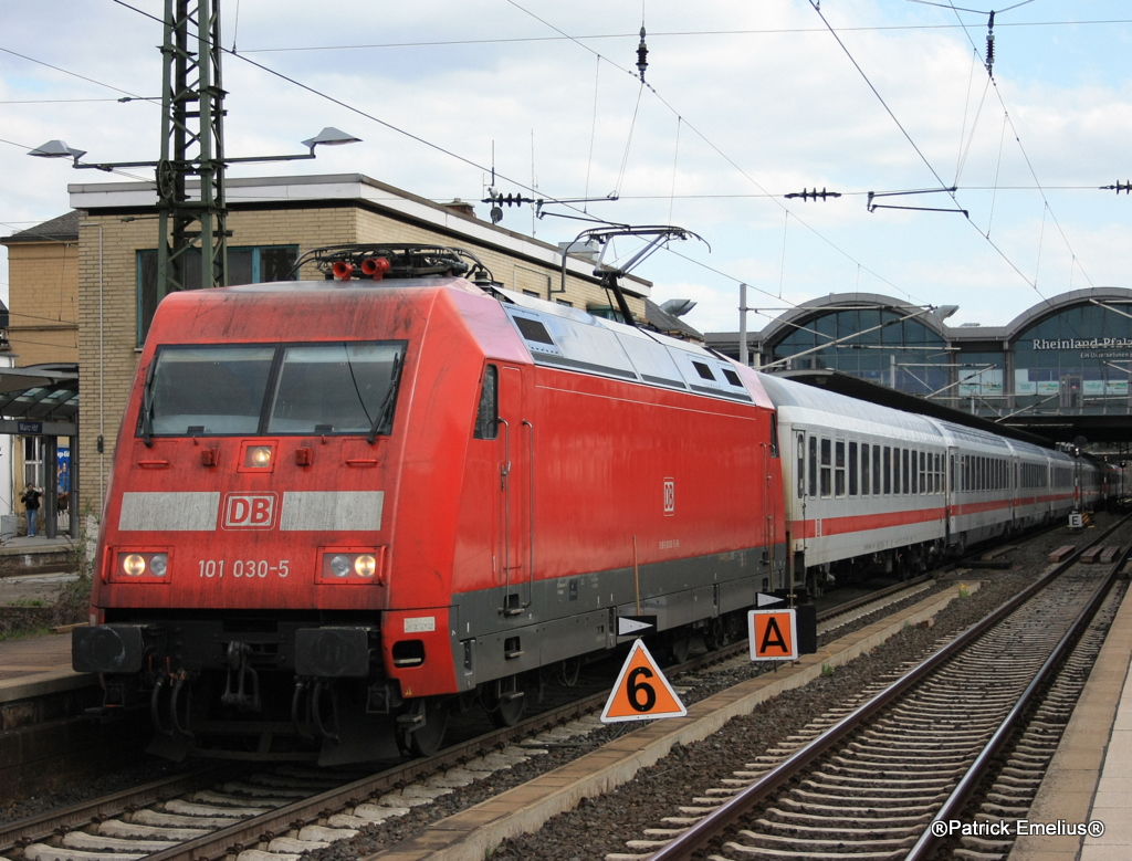 Die 101 030 war an der Seite Blitz blank, doch an der Front war sie leider versaut.

