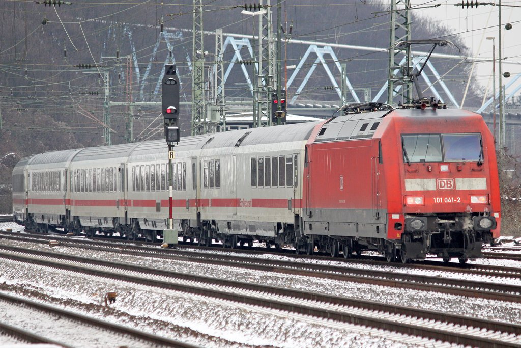 Die 101 041-2 mit einen IC in K�ln West , am 06,01,10