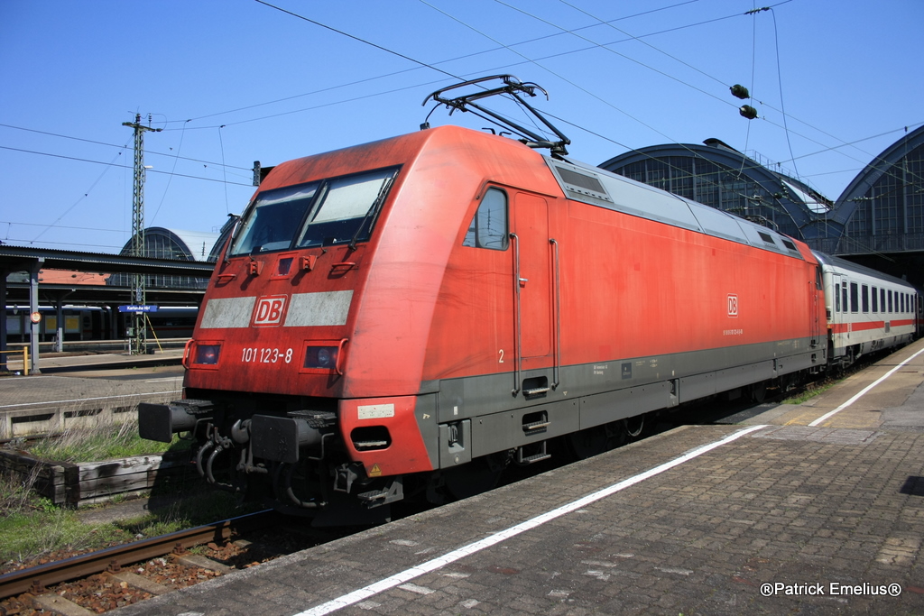 Die 101 132-8 leider mit toten M�cken am 18.04.2010 in Karlsruhe uunterwegs. Ja bei so einem sch�nen Wetter sind die Selbstm�rder Fliegen wie ein Plage.