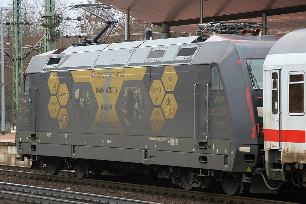 Die 101 141-0 mit einem IC bei der Abfahrt in Kassel-Wilhelmsh�he aufgenommen am 20.03.2010.