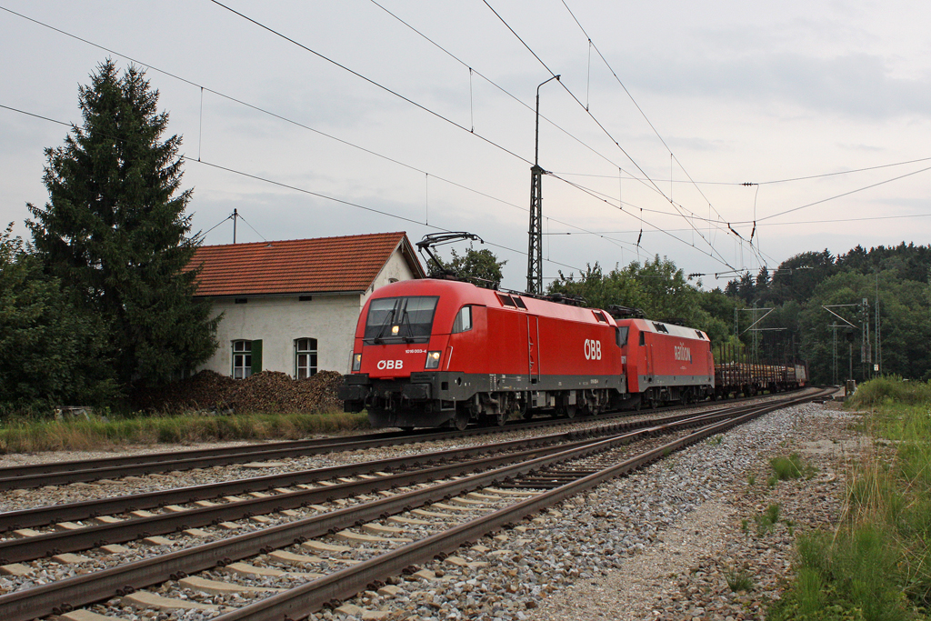 Die 1016 003-4 und 152 025-3 in A�ling (Oberbay) am 30,07,11 
