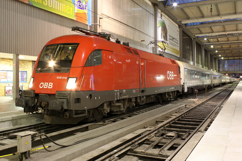 Die 1016 012 in M�nchen Hbf am 29,07,11