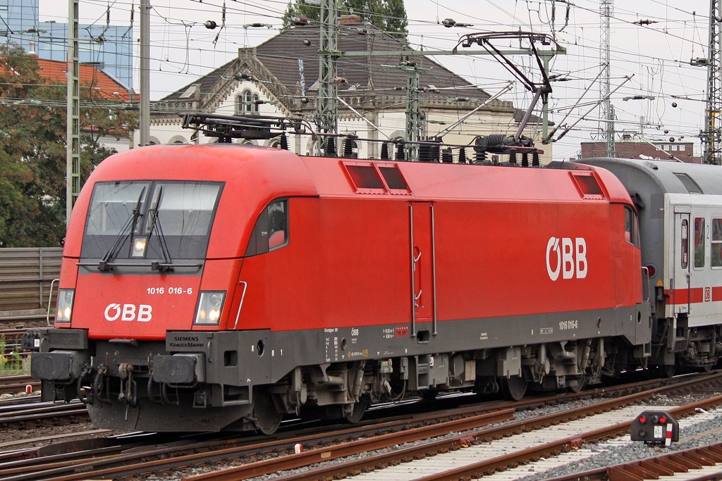 Die 1016 016-6 mit dem IC 2082 K�nigsee bei der Einfahrt in Hannover Hbf, am 25,08,09