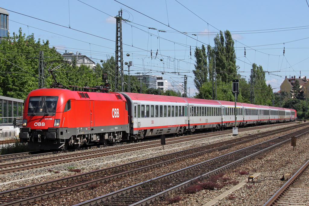 Die 1016 028-1 mit EC 112 in M�nchen Heimeranplatz am 31,07,10