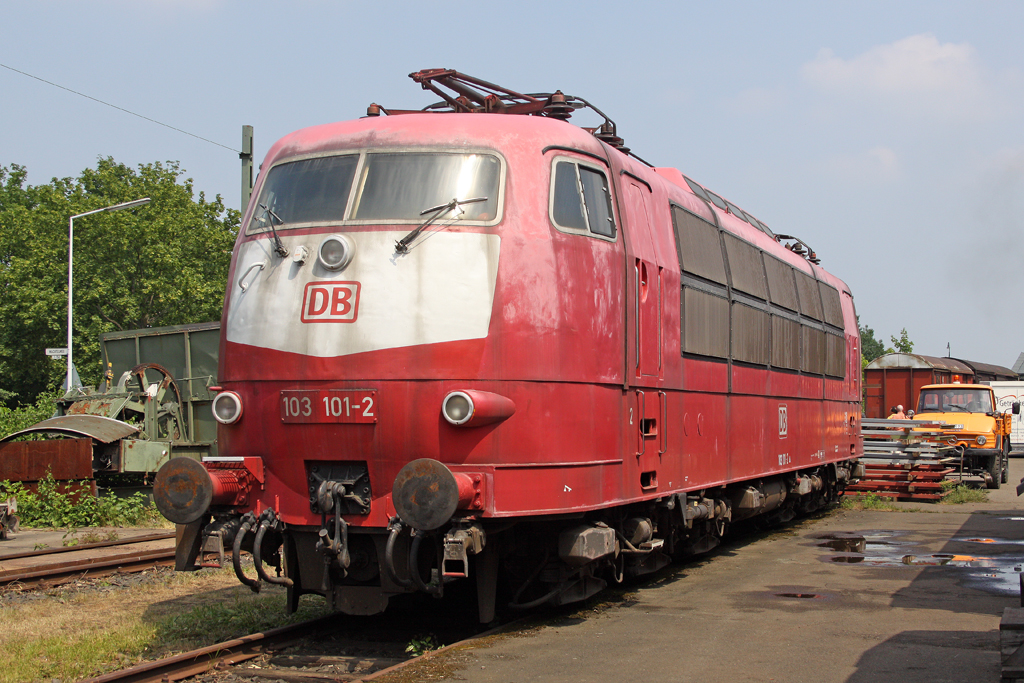 Die 103 101-2 in Darmstadt-Kranichstein am 05,06,11