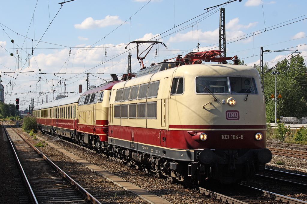 Die 103 184-8 und 218 105-5 und 3 TEE Wagen auf dem weg nach Traunstein anl�sslich des Bahnhofestes in M�nchen Heimeranplatz am 31,07,10