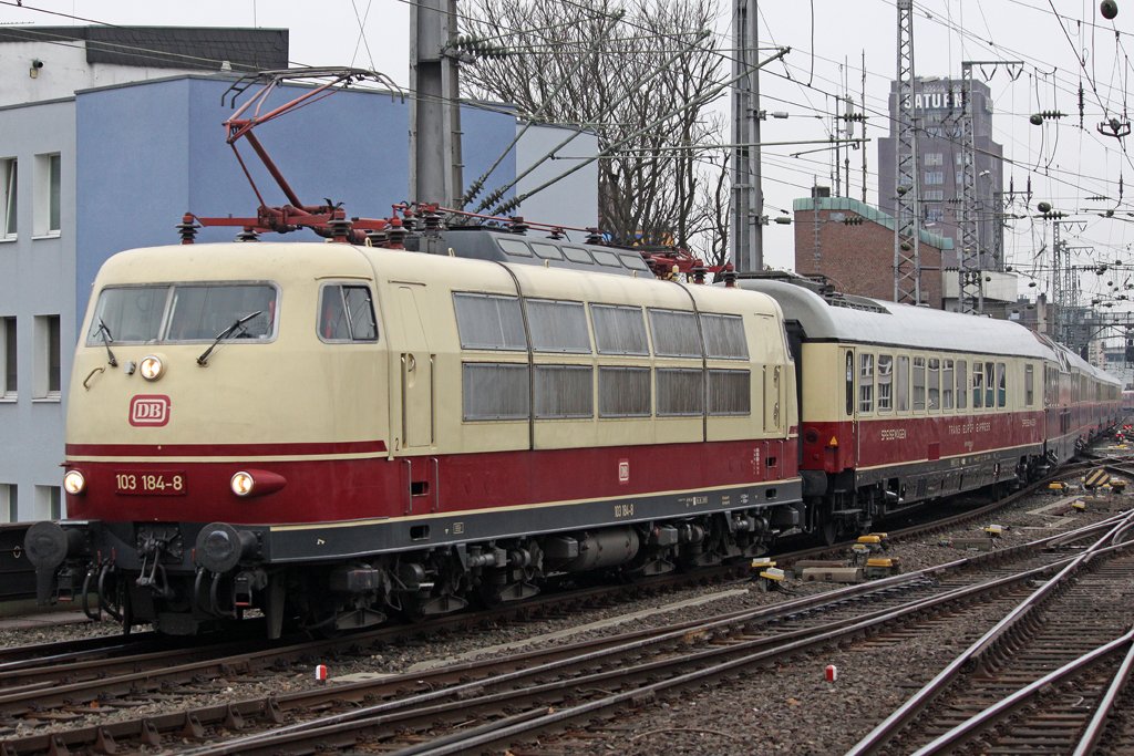 Die 103 184-8 bei der Einfahrt in den K�lner Hbf am 21,01,10