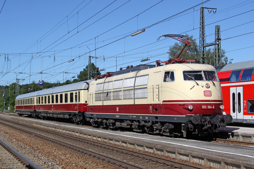 Die 103 184-8 in Traunstein am 01,08,10
