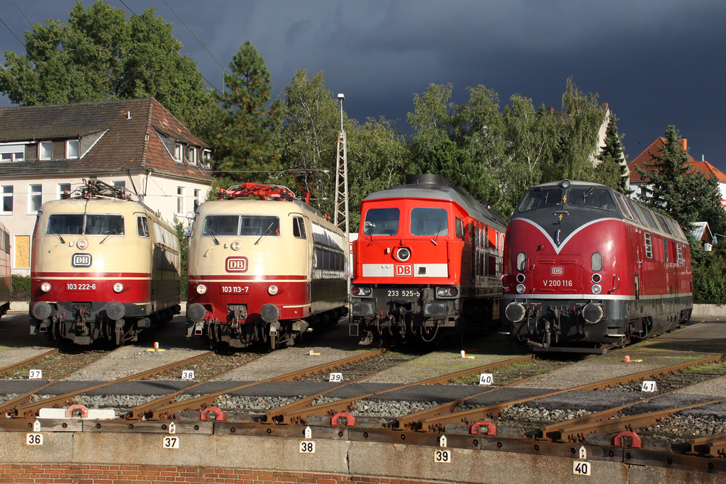 Die 103 222-6 , 103 113-7 , 233 525-5 und V200 116 beim BW Fest Osnabr�ck am 18,09,10