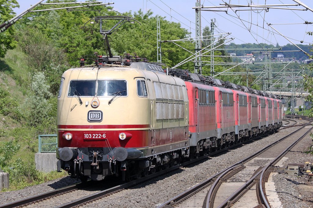 Die 103 222-6 mit einen Schrottzug bestehend aus 140 809, 140 337, 140 768, 140 117, 139 163, 140 551, 140 547 und 140 712 auf dem weg nach Opladen in Wuppertal Vohwinkel am 29,05,10