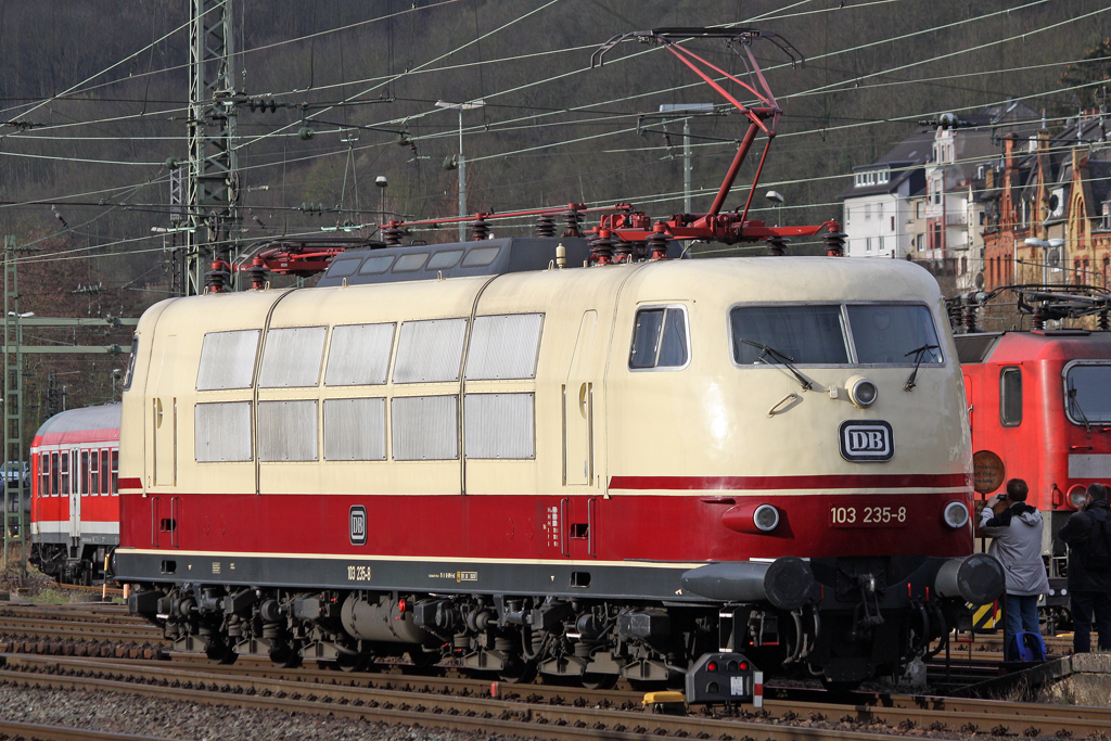 Die 103 235-8 beim Umsetzen in Koblenz Hbf am 03,04,10
