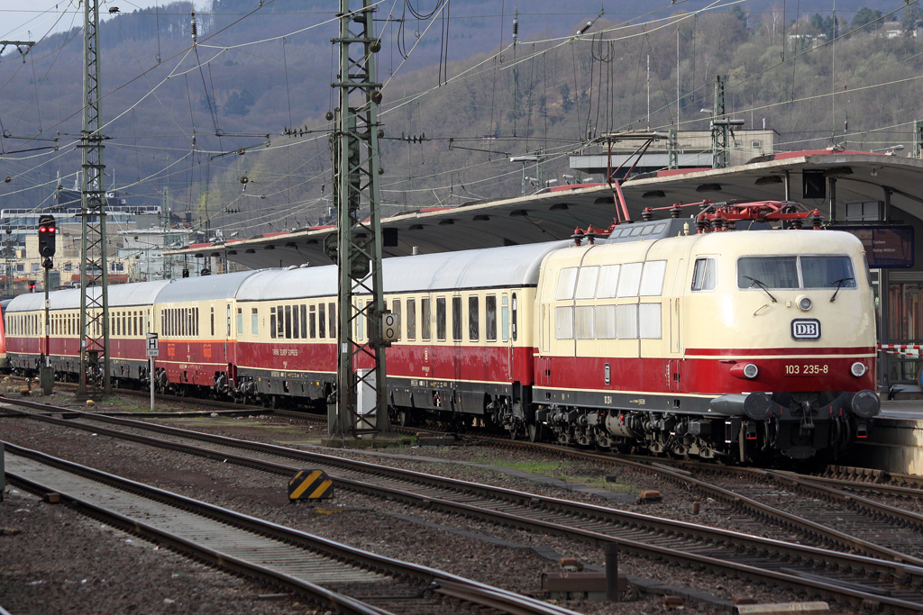 Die 103 235-8 in Koblenz Hbf am 03,04,10