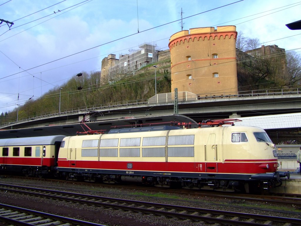 Die 103 235-8 mit IC 91 300 (mit TEE-Rheingold Wagen) steht am 03.04.2010 im Koblenzer Hauptbahnhof zur Weiterfahrt nach Trier Hbf bereit. Der Zug fuhr anl�sslich des Dampfspektakels 2010.