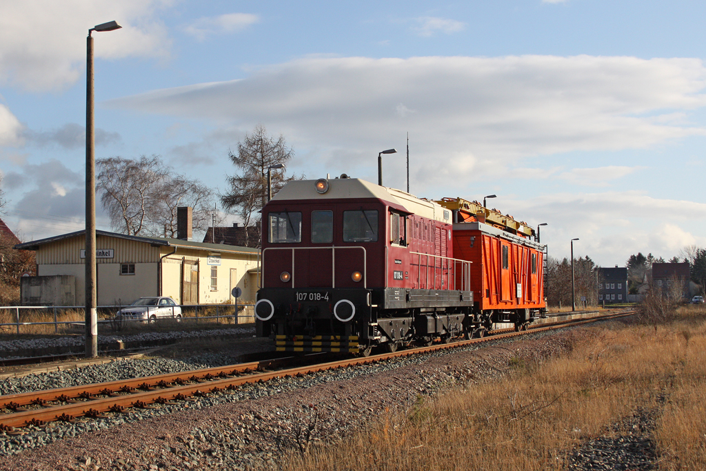 Die 107 018-4 ( V75 018 ) in Crawinkel am 10,12,11