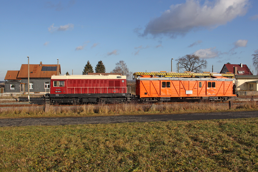 Die 107 018-4 ( V75 018 ) in Crawinkel am 10,12,11