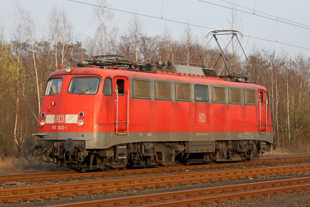 Die 110 300-1 in Koblenz L�tzel am 12,03,11