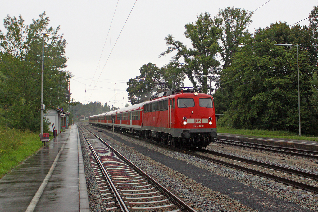 Die 110 320-9 in A�ling (Oberbay) am 29,07,11