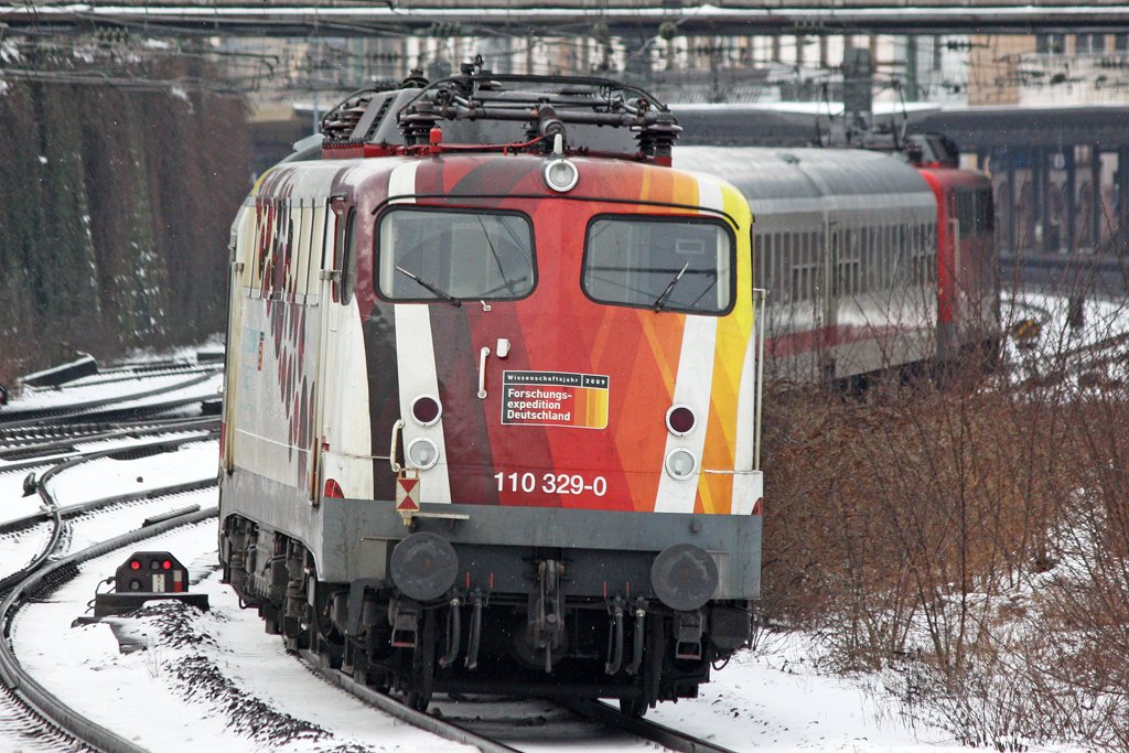 Die 110 329-0 am Ende des IC 2862 in Wuppertal Elberfeld am 28,01,10