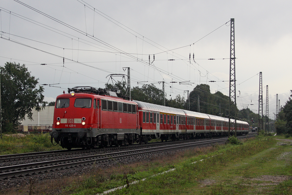 Die 110 425-6 in Empel-Rees am 25,08,11