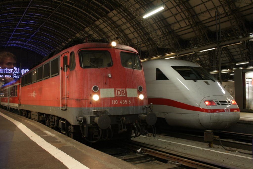 Die 110 435-5 und der ICE den ich keine Minute nach der Ankunft schon abgelichtet habe. Man erkennt noch einen Geist, �h eine Person die kurz ins Bild lief und dann wieder verschwand.

Patrick E.